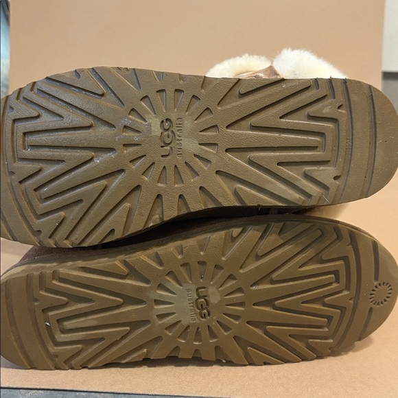 UGG Bailey buckle ankle boots tan suede w Cream sheepskin wool lining - Picture 5 of 5